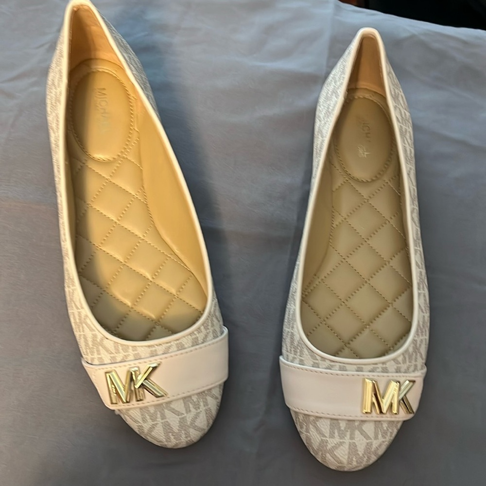 Michael kors flat shoes… jilly ballet vanilla